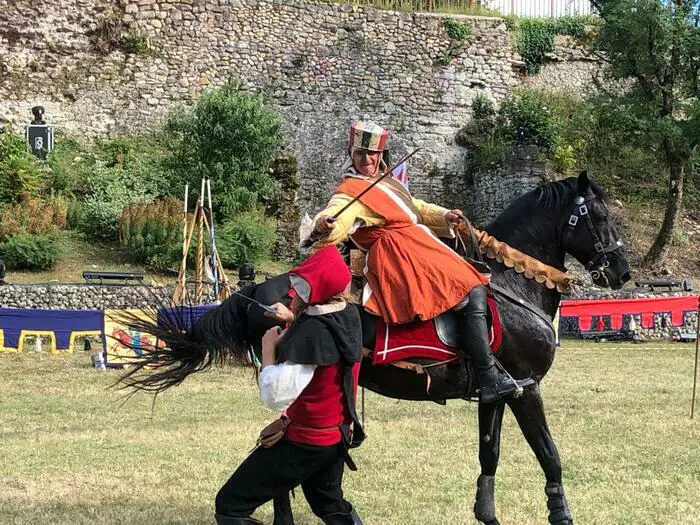 Spectacle de combat médiéval à pied et à cheval Château du Grand Jardin Joinville