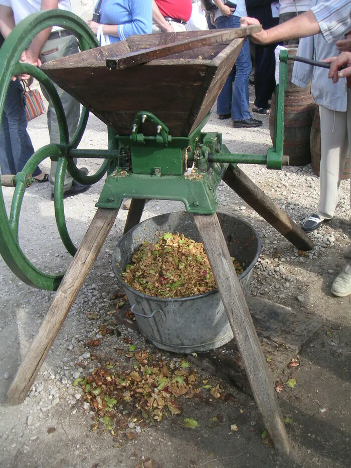 Atelier fabrication traditionnelle de jus de pomme Château du Mesnil Voysin Bouray-sur-Juine