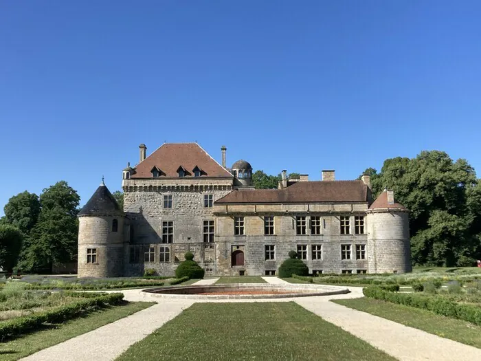 Visitez librement un château du XVIe siècle et ses jardins Château du Pailly Le Pailly