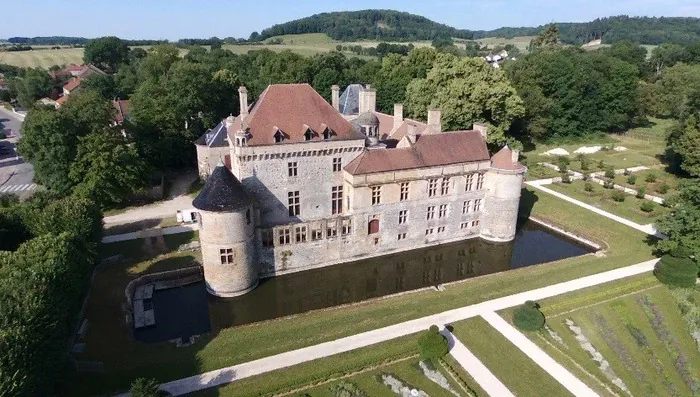 Visitez un château du XVIe siècle et ses jardins avec un guide Château du Pailly Le Pailly