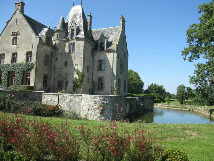 Découvrez la magie du château du Theil : visite guidée des douves aux allées majestueuses Château du Theil Saint-Aubin-le-Cloud