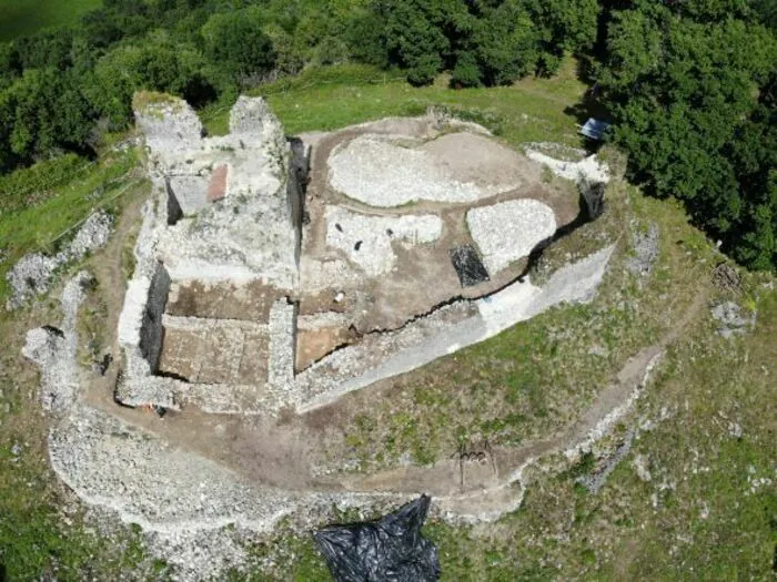 Le visage du château évolue au fil des fouilles archéologiques... Château Izaut-de-l'Hôtel Izaut-de-l'Hôtel