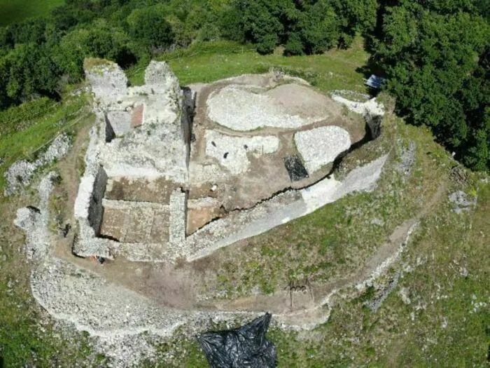 Visite commentée des vestiges du château et de son village médiéval Château Izaut-de-l'Hôtel Izaut-de-l'Hôtel