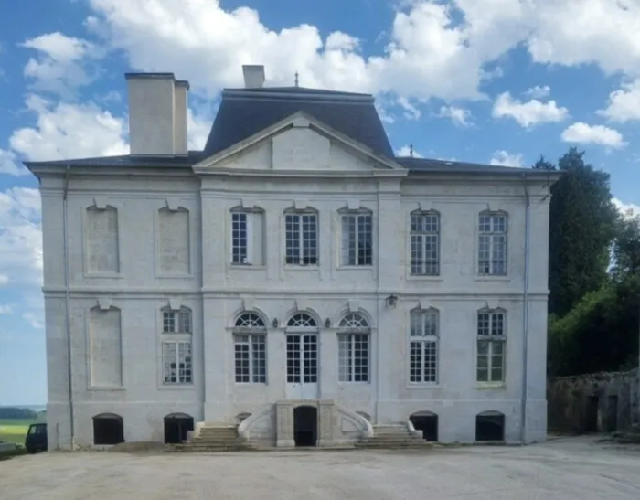 Visiter un château du XVIIIe et son parc Château Romain-sur-Meuse