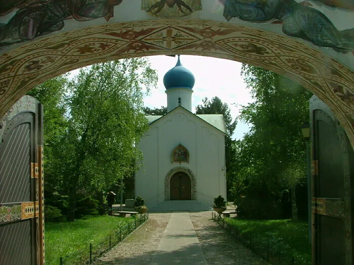 Visite libre de l'église orthodoxe Notre-Dame de la Dormition et de sa crypte Cimetière russe Sainte-Geneviève-des-Bois