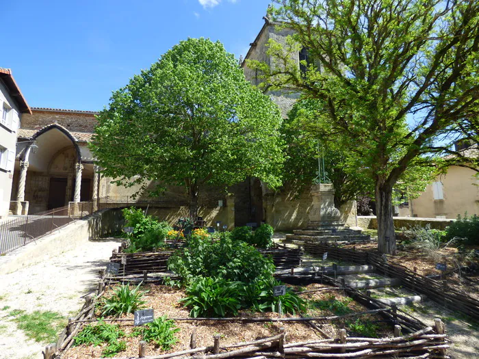 Visite guidée de la cité à travers ses jardins médiévaux Cité médiévale d'Aurignac Aurignac