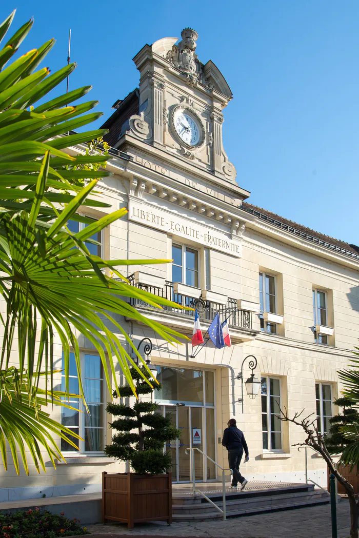 Rencontre avec Mme le Maire à l'Hôtel de Ville Cour de l'Hôtel-de-Ville de Pontoise Pontoise