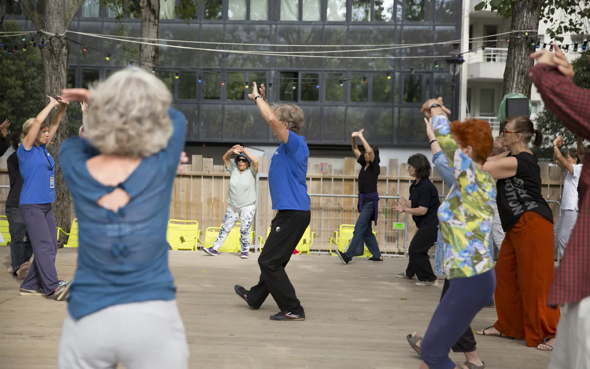 Danse traditionnelle pour les séniors dans le 20e Centre sportif Louis Lumière Paris