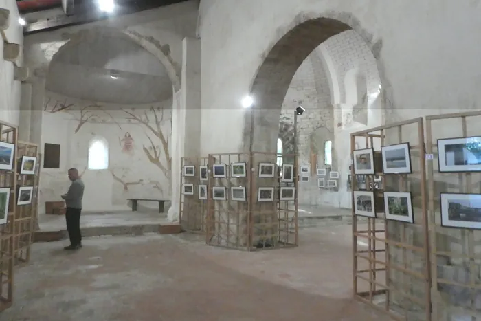 Venez découvrir une exposition sur des photographies d'une église datant du XIIe siècle. Église Notre-Dame de l'Assomption de Beaussiet Mazerolles