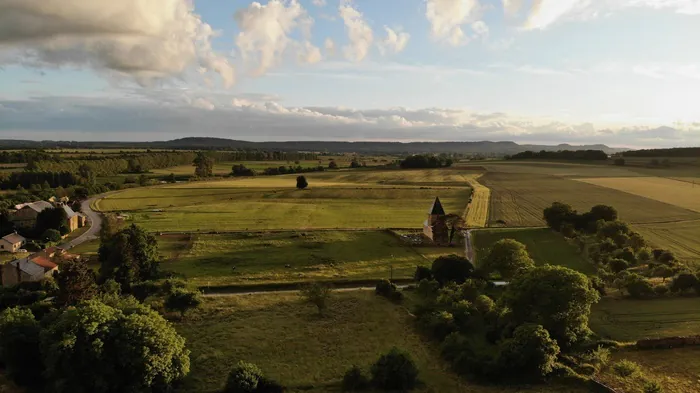 Visite libre d'une église romane perdue au milieu des champs Église Notre-Dame de Malmy Chémery-Chéhéry