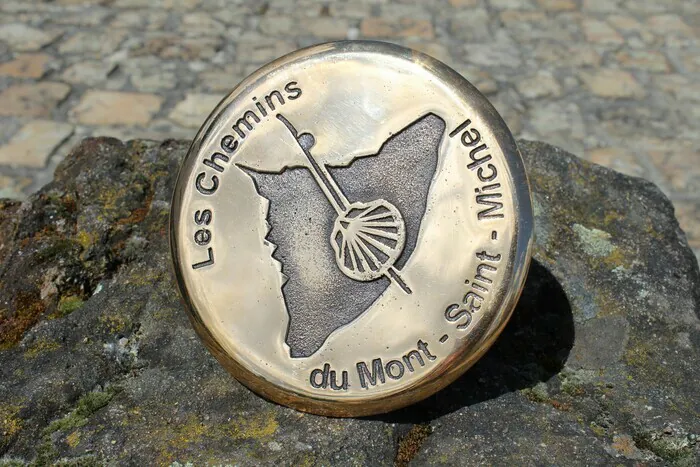 Pose officiel du clou "Chemins du Mont-Saint-Michel" Église Notre-Dame Fresnay-sur-Sarthe