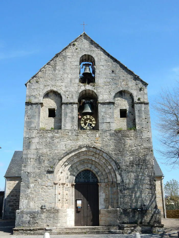 À la découverte de l'église Saint-Blaise Église Saint-Blaise et pigeonnier Lavergne