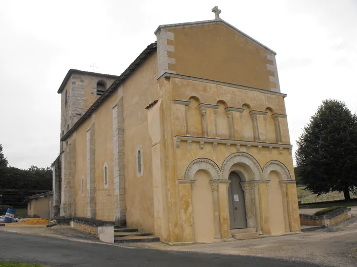 À découvrir : « une église à la façade typiquement charentaise » Église Saint-Félix Saint-Félix