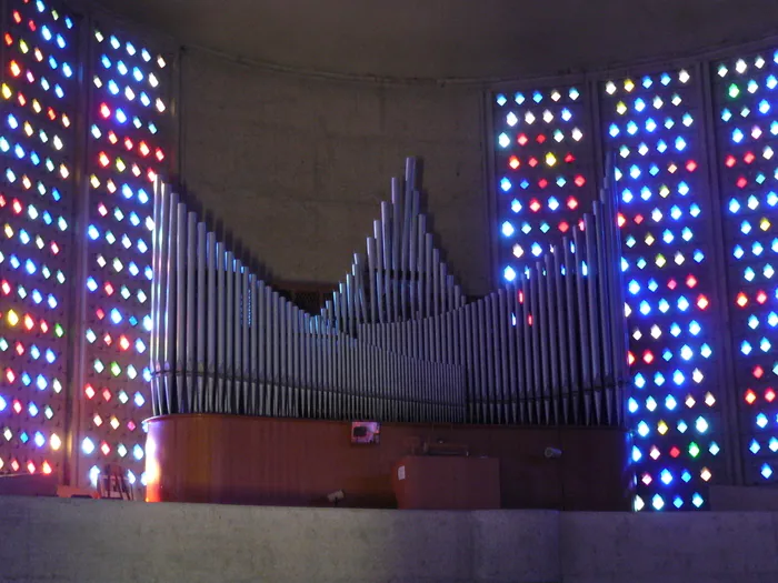 Levez les yeux ! Découverte d'un géant inconnu : un orgue et son église Église Saint-Julien Caen