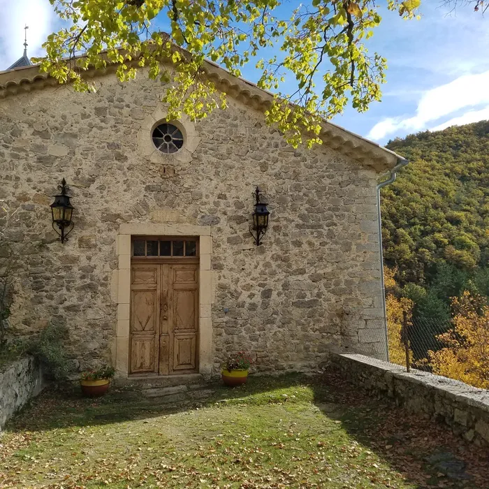 Eglise Saint Pierre d’Aulan : Découverte d’une église castrale au cœur des Baronnies en Drôme provençale Église Saint Pierre d'Aulan Aulan