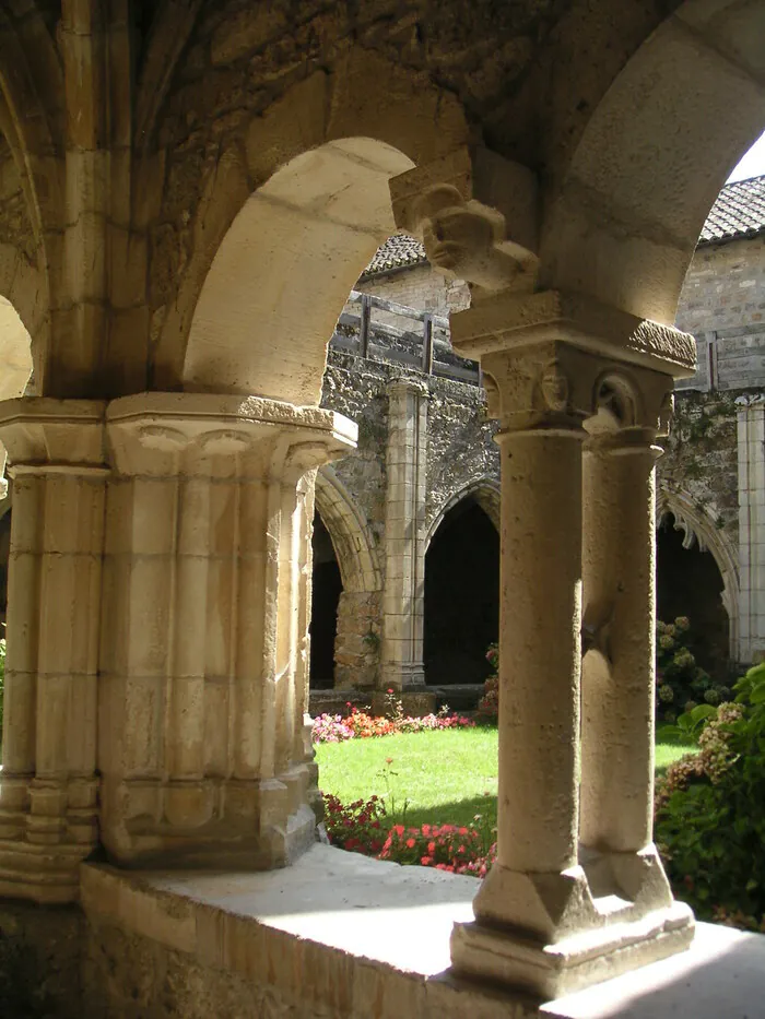 Explorez le cloître de Carennac et découvrez la mise au tombeau Église Saint-Pierre de Carennac Carennac