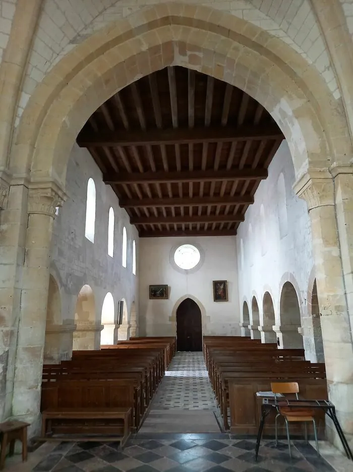 Découvrez une église typique de l'architecture romane des XIIe et XIIIe siècles. Eglise Saint-Pierre et Saint-Paul Machault