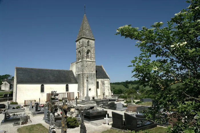 Visite guidée de l'église et du cimetière Église Saint-Pierre Formigny La Bataille