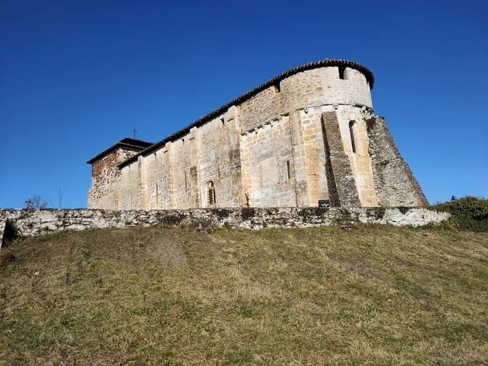 Découvrez l'église romane fortifiée de Lesgor