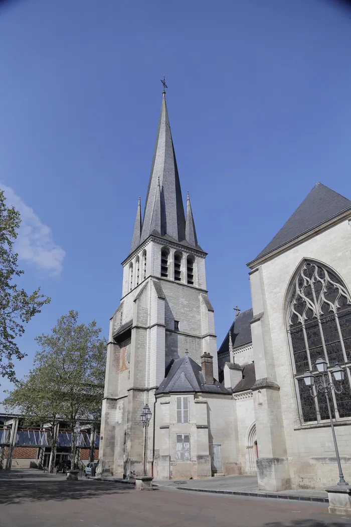 Visitez librement une église emblématique de la ville et ses vitraux du XIXème siècle Ēglise Saint-Rémy Troyes