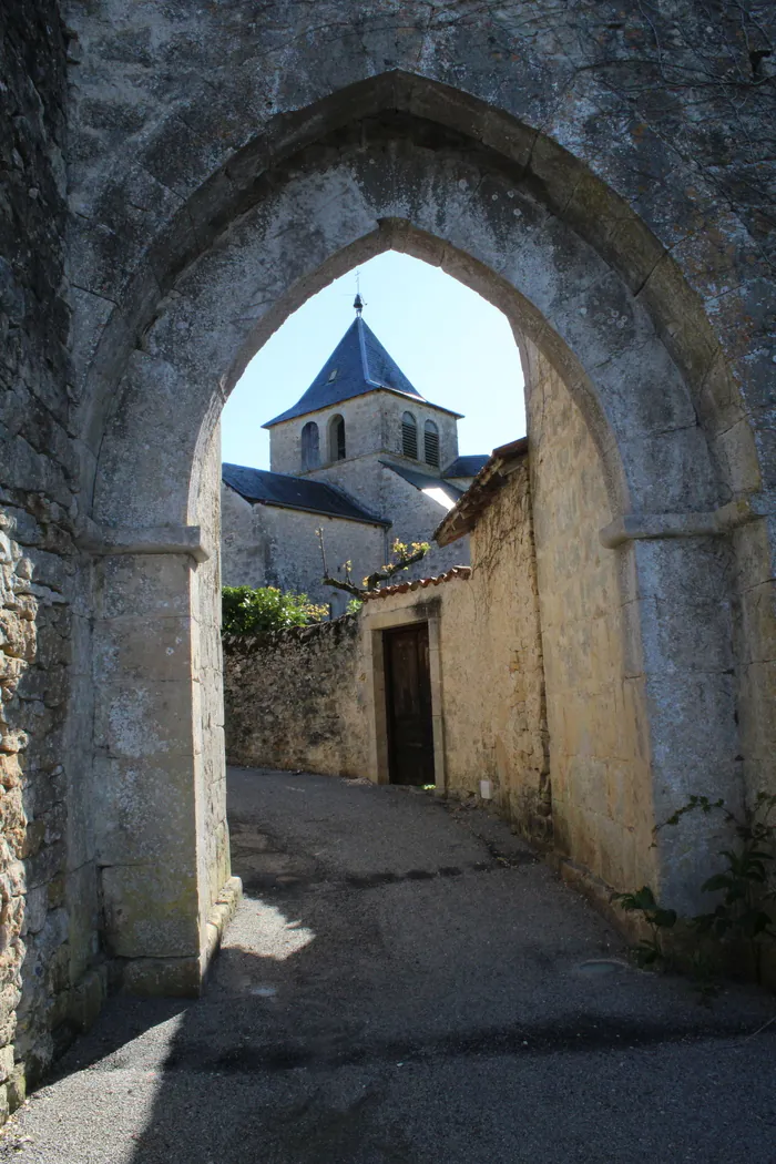 Venez découvrir l'église médiévale de Cénac Église Sainte-Marie-Madeleine Sainte-Croix