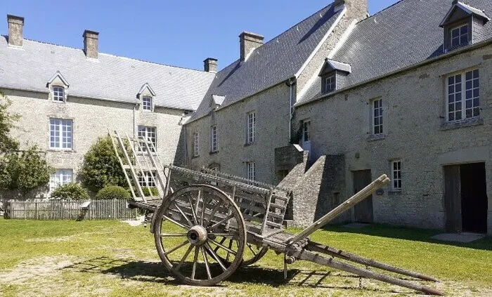 Visite libre des bâtiments de l'ancienne ferme-manoir Ferme-musée du Cotentin Sainte-Mère-Église