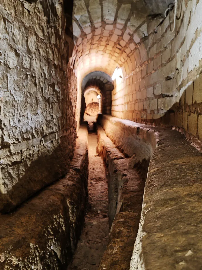 Visite d'une galerie de l'aqueduc antique de Saintes accompagnée d'un guide Golf Rouyer-Guillet Fontcouverte