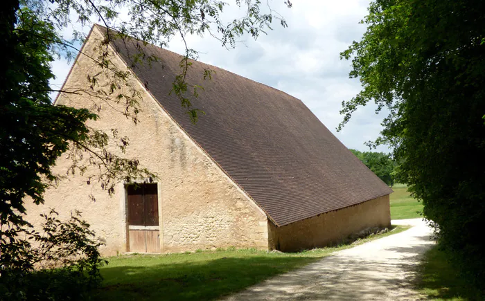 Visite d'une ancienne grange dîmière ! Grange de Lanquais Lanquais