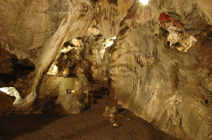 Découvrez une grotte originale lors d'une visite commentée Grottes de Nichet Fromelennes