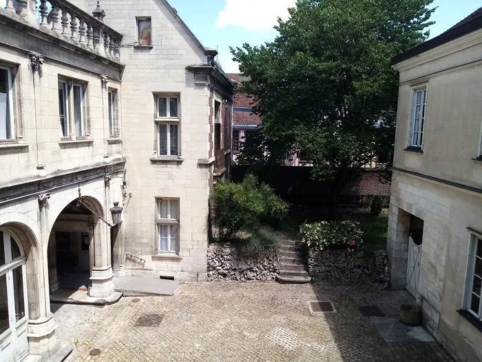 Visitez un hôtel classé au titre des monuments historiques Hôtel de Marisy Troyes