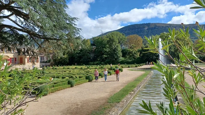 Une escapade enchantée au cœur des jardins à la française : art de la taille de pierres