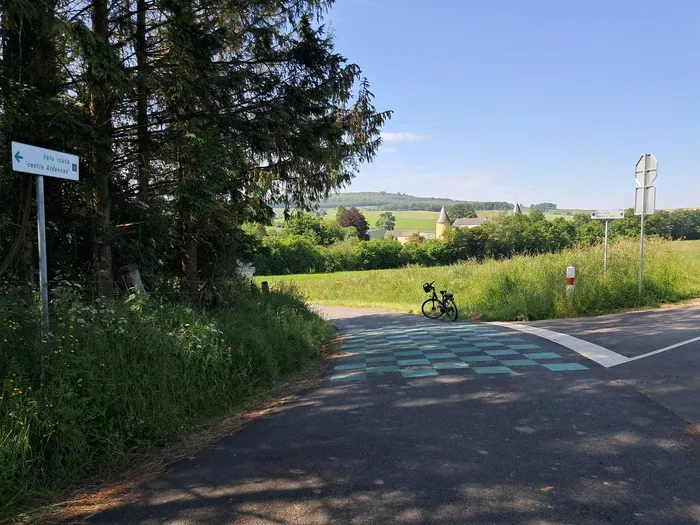 Découvrez le patrimoine historique d'une commune à vélo Intersection Euilly-Tetaigne-Lombut Tétaigne