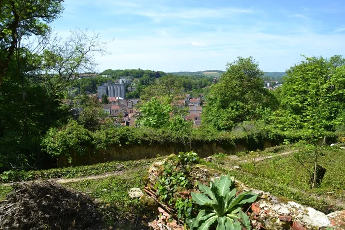 Promenez-vous parmi les richesses florales d'un jardin en terrasse Jardins en Terrasses des Capucins Saint-Mihiel