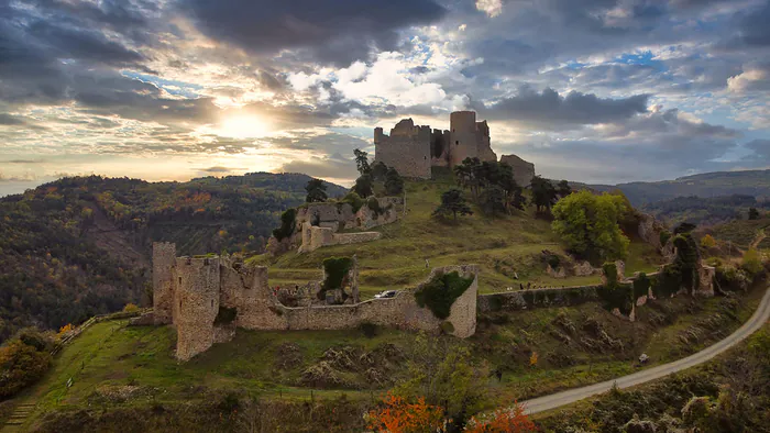 La forteresse médiévale de Couzan : découvertes archéologiques La Diana Montbrison