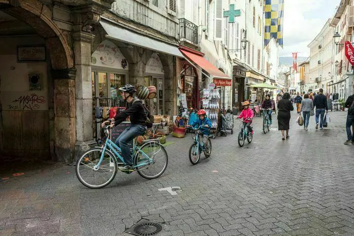 Découverte du centre historique de Chambéry à vélo La Synchro Vélostation Chambéry