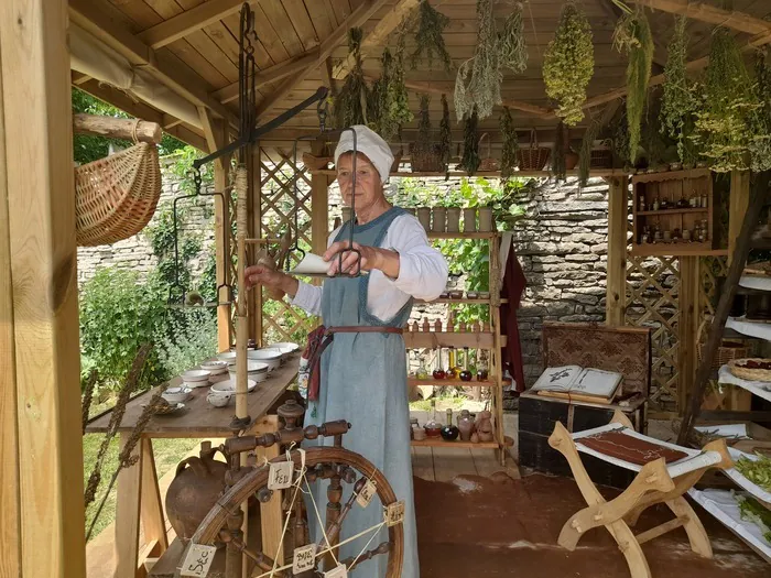 Visitez un jardin abbatial du XIIIème siècle Le jardin d'Isabeau Le Montsaugeonnais