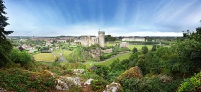 Levez les yeux ! Visite de Falaise : entre nature et histoire LE MONT MYRRHA Falaise