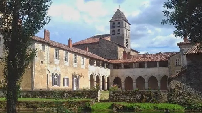 Visite commentée des extérieurs du prieuré Le Prieuré Saint-Jean-de-Côle