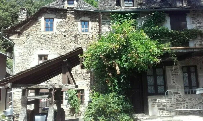 Entrez dans cette ancienne forge restaurée et découvrez les anciens métiers d'un village aveyronnais Maison de la forge et des anciens métiers Belcastel