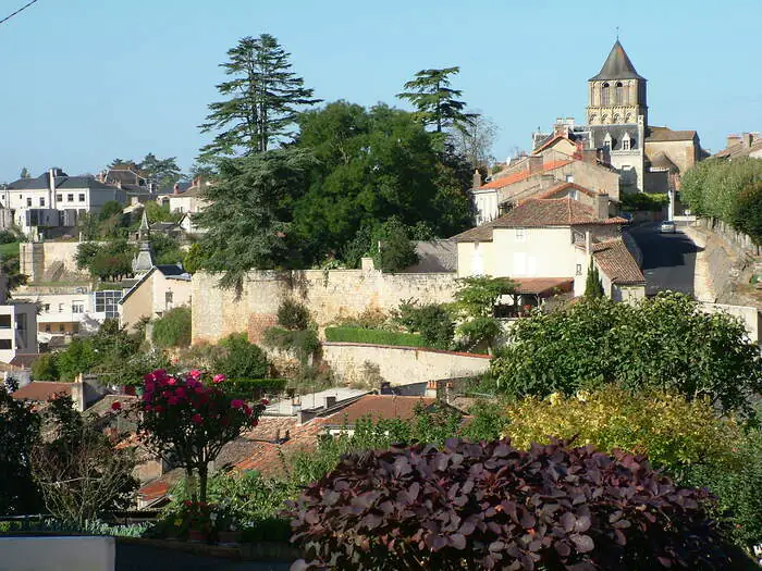 Retour vers le Moyen Âge mélusin Maison du tourisme de Lusignan Lusignan