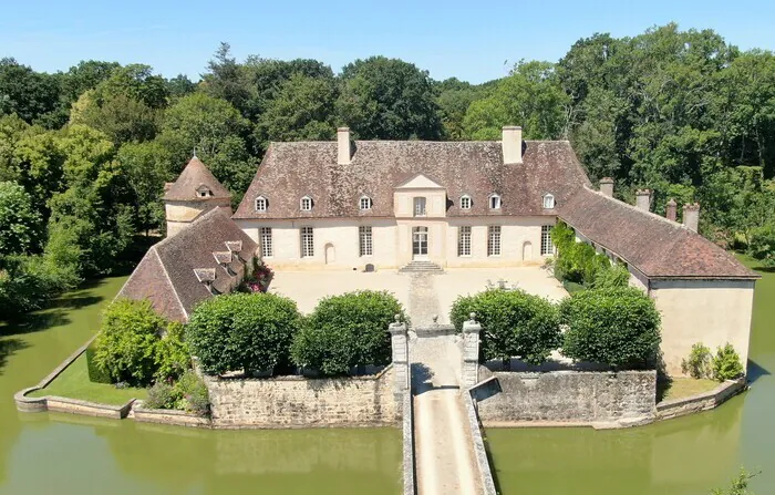 Visite guidée des extérieurs et des jardins du manoir Le Parc Vieil Manoir du Parc-Vieil Champignelles