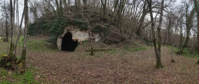 Visite d'une motte féodale et son souterrain refuge accompagnée d'un guide Motte féodale de La Clotte La Clotte