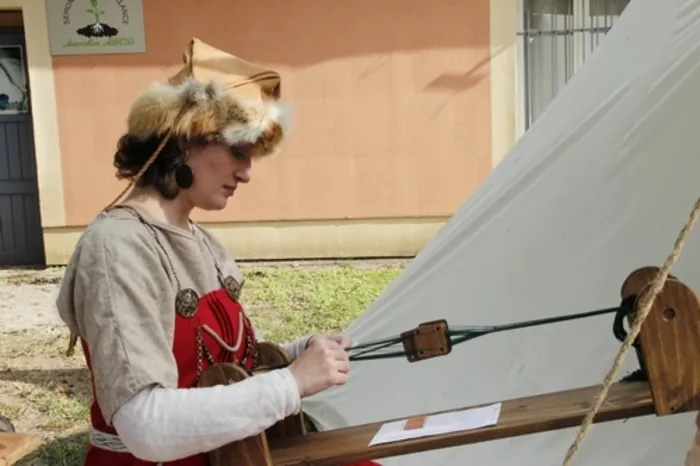 Animation « Autour du vêtement » par le Fuseau du chat moire et le cuir d’Higmar Musée de la Princerie Verdun