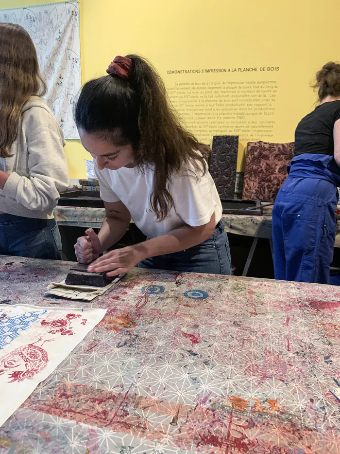 Atelier d'initiation à l'impression à la planche de bois Musée de l'Impression sur Étoffes Mulhouse