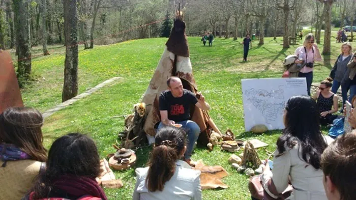 Découvrez un campement préhistorique et des animations jeunesse Nestploria Aventignan