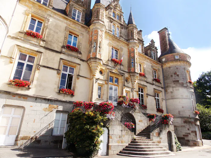 Visite guidée du château - hôtel de ville adaptée aux personnes à mobilité réduite Office de tourisme Bagnoles-de-l'Orne