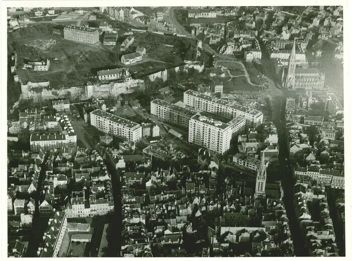 Projection : survol aérien de Caen de 1944 à 1965 Palais Ducal - Artothèque