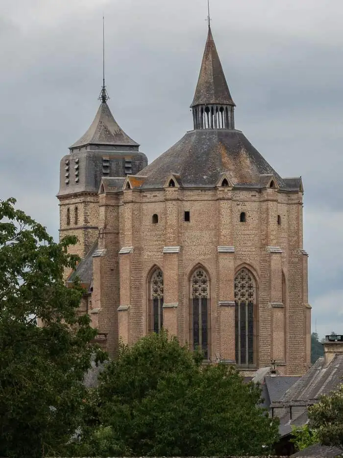 Explorez la collégiale Saint-Laurent d'Ibos Place de Verdun Ibos