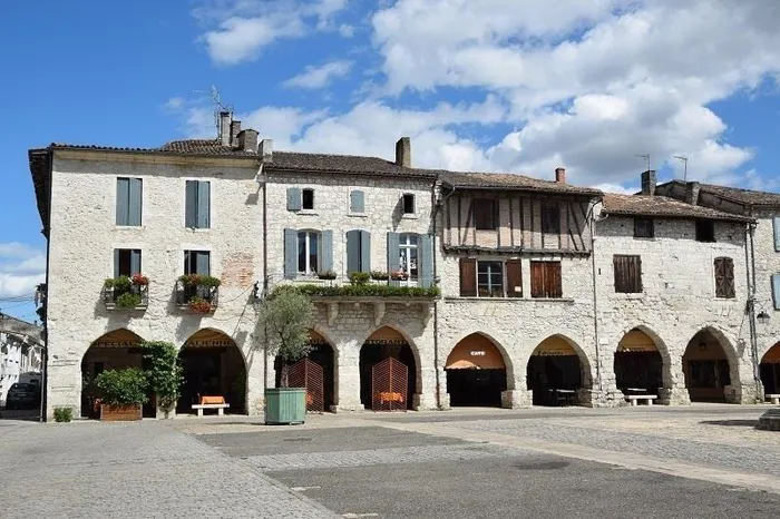 Découvrez une bastide du XIIIe siècle érigée par Alphonse de Poitiers Place Gambetta Eymet