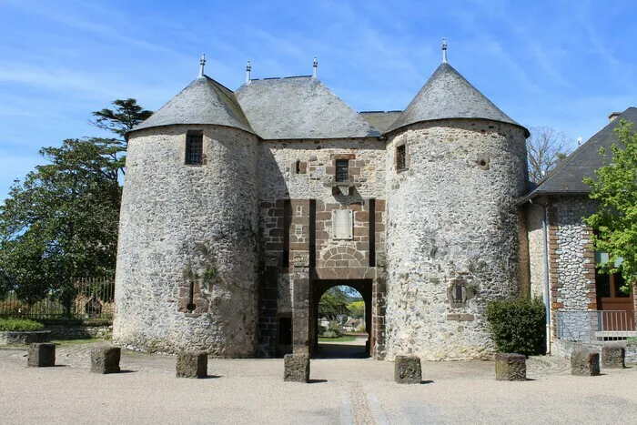 Visite guidée de Fresnay-sur-Sarthe Poterne du château Fresnay-sur-Sarthe